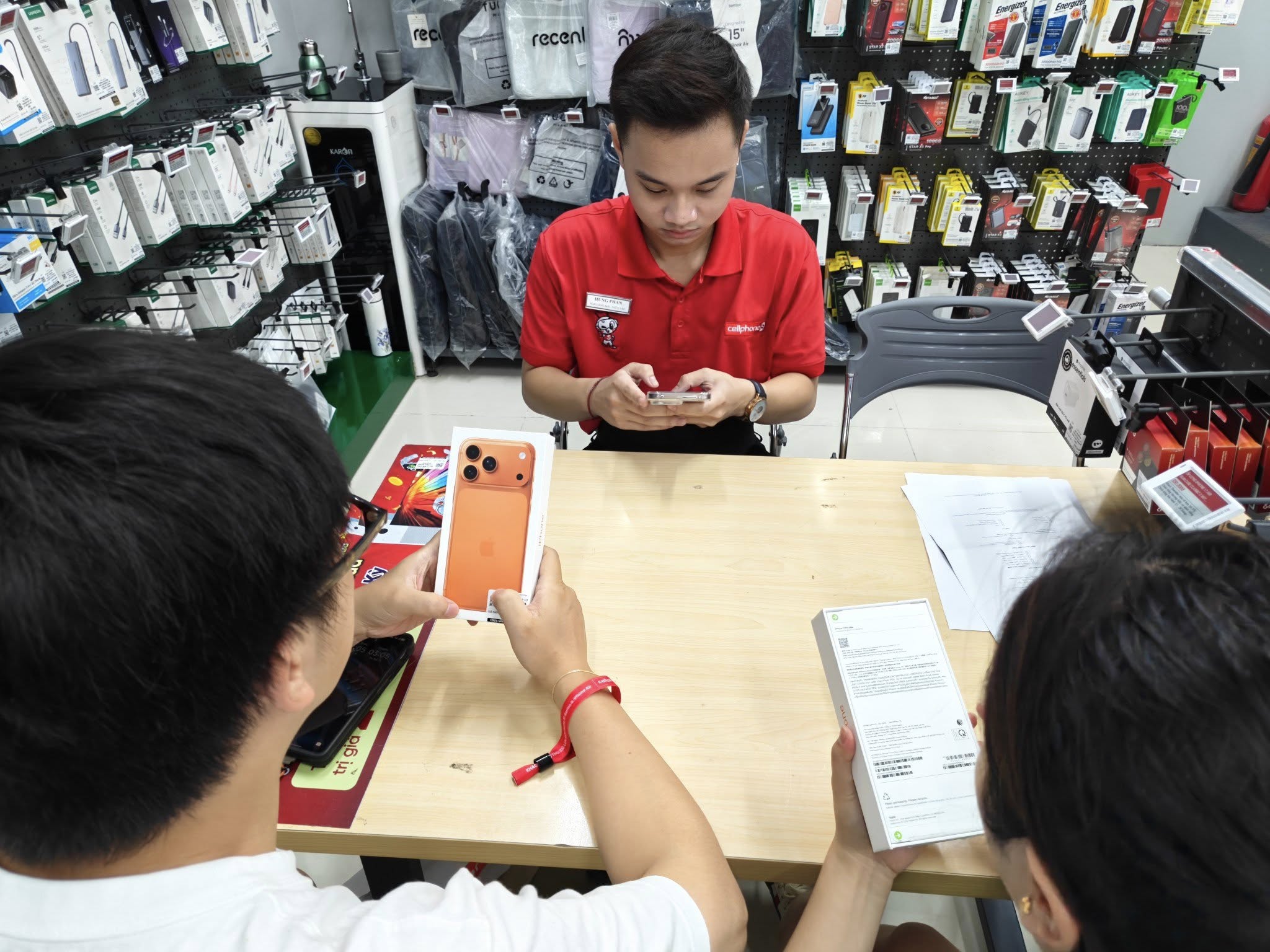 Bán iPhone 17 sớm, người Việt vẫn phải mua giá như thời xách tay - Ảnh 2. Bán iPhone 17 sớm, người Việt vẫn phải mua giá như thời xách tay - Ảnh 2.