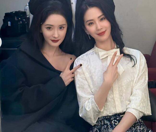 Dương Mịch và Lưu Thi Thi là những nghiệp đồng nghiệp thân thiết từ năm 2008 sau khi hợp tác chung một bộ phim. Mối quan hệ của cả hai từng trải qua nhiều tan rồi hợp.