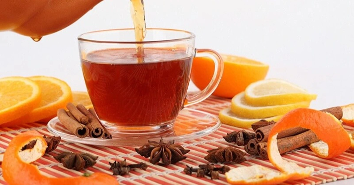 Trà đậu đỏ kết hợp vỏ cam khô giúp thanh lọc cơ thể, tăng sức đề kháng và giảm mệt mỏi. Đậu đỏ giàu dinh dưỡng, vỏ cam chứa nhiều vitamin và polyphenol – hỗ trợ chống viêm, chống lão hóa và giữ cho làn da luôn mềm mại, đều màu, không nếp nhăn. (Ảnh minh hoạ) 