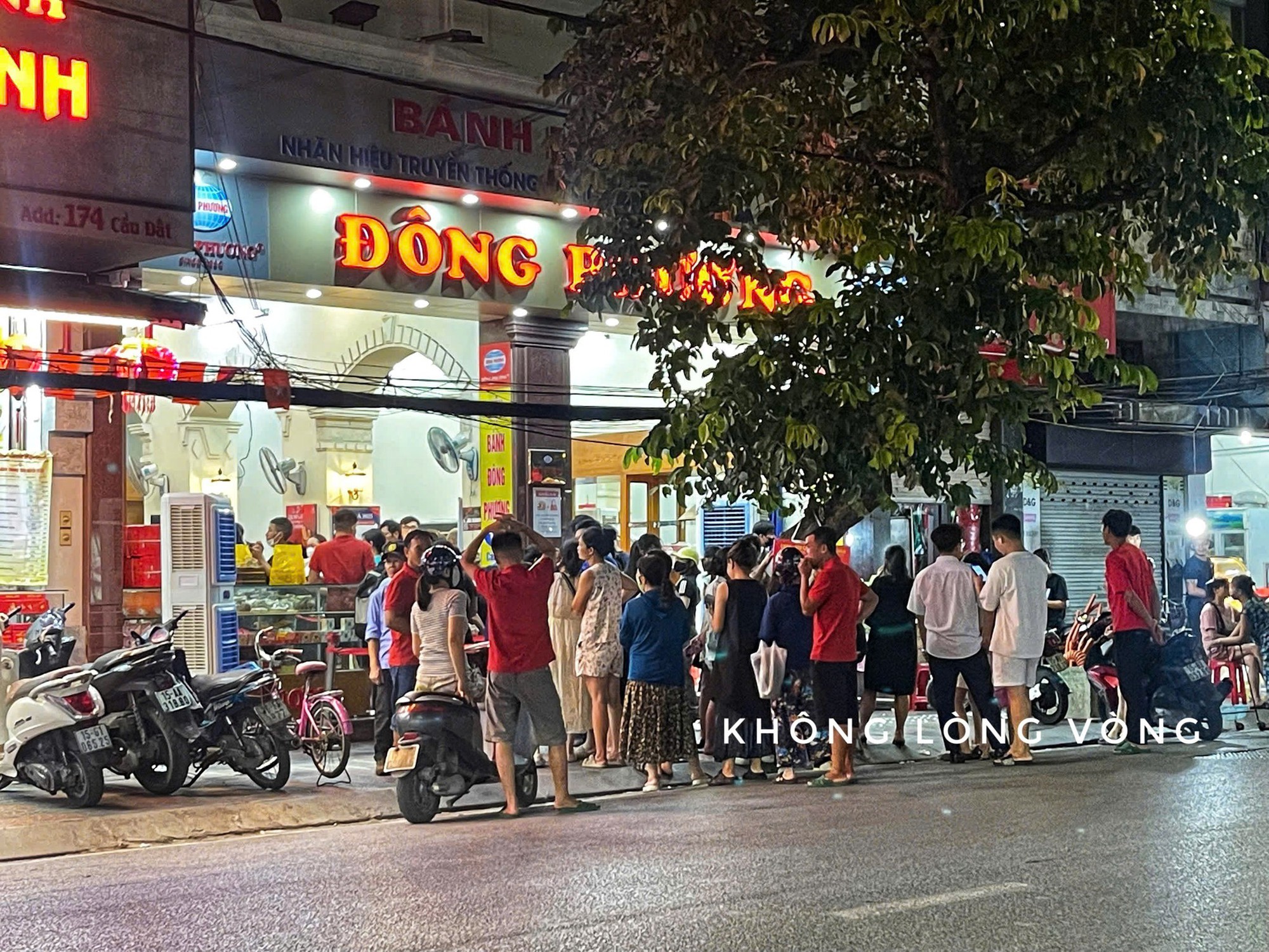 Bánh Trung thu Đông Phương năm nay: Vẫn cảnh xếp hàng dài, nhưng không còn gây sốt như trước? - Ảnh 1.
