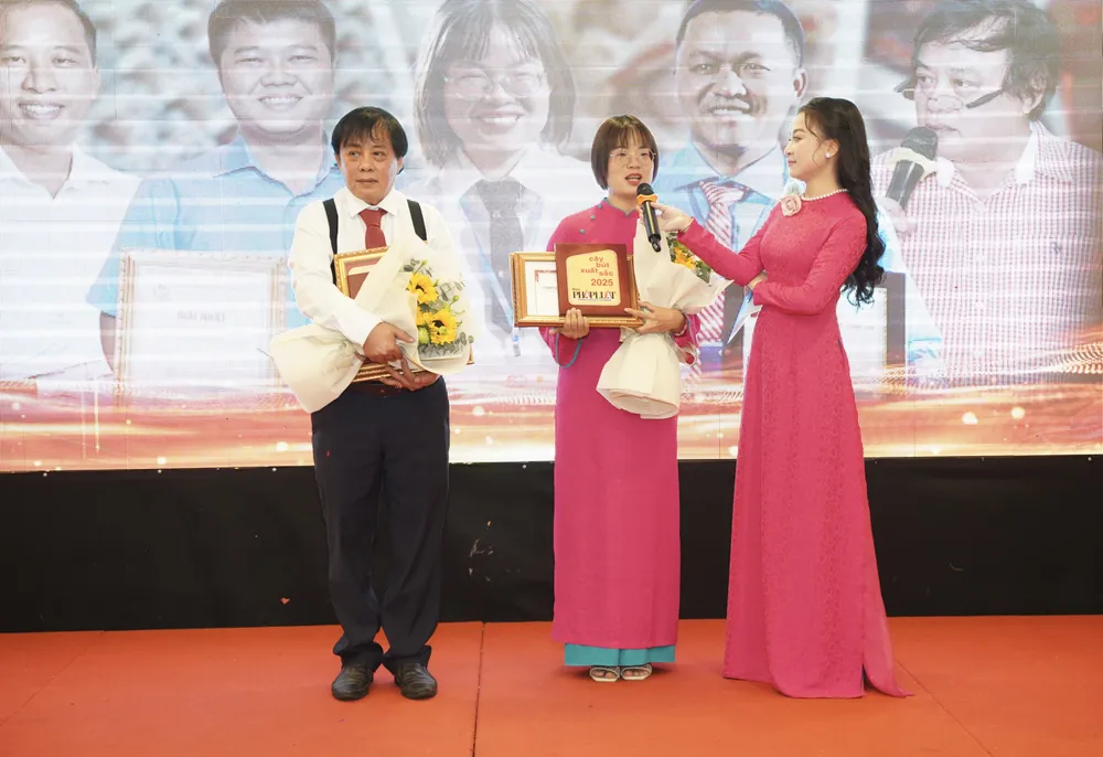 Hai cây bút xuất sắc của báo Pháp Luật TP.HCM năm 2025. Ảnh: NGUYỆT NHI thoa nam.jpg