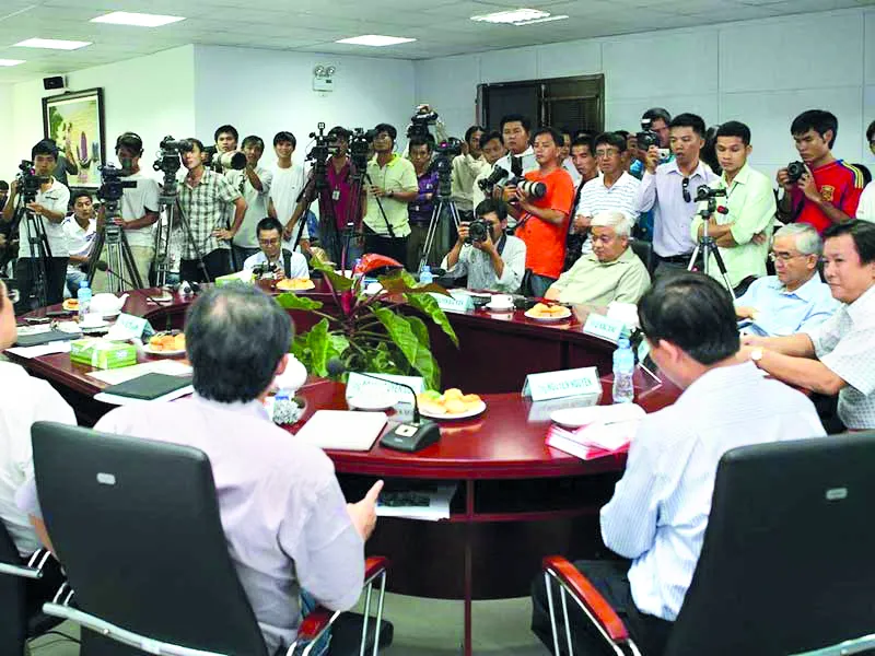 Phòng họp 203 quá tải trong buổi Hội thảo các ông bầu làm bóng đá. Truyền thông Việt Nam khi ấy ví hội thảo sôi nổi, hào hứng như “trận đấu 90 phút kéo dài sang hai hiệp phụ” và là tiền đề cho việc ra đời VPF. Ảnh: XUÂN HUY Hoithao_cac_ongbau_lambongda_1.jpg