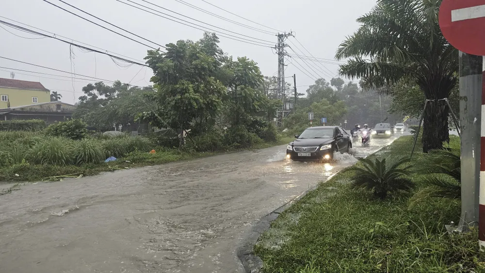 Một đoạn đường Võ Văn Kiệt ngập sâu do mưa lớn. ngap-lut-o-hue-29.jpg
