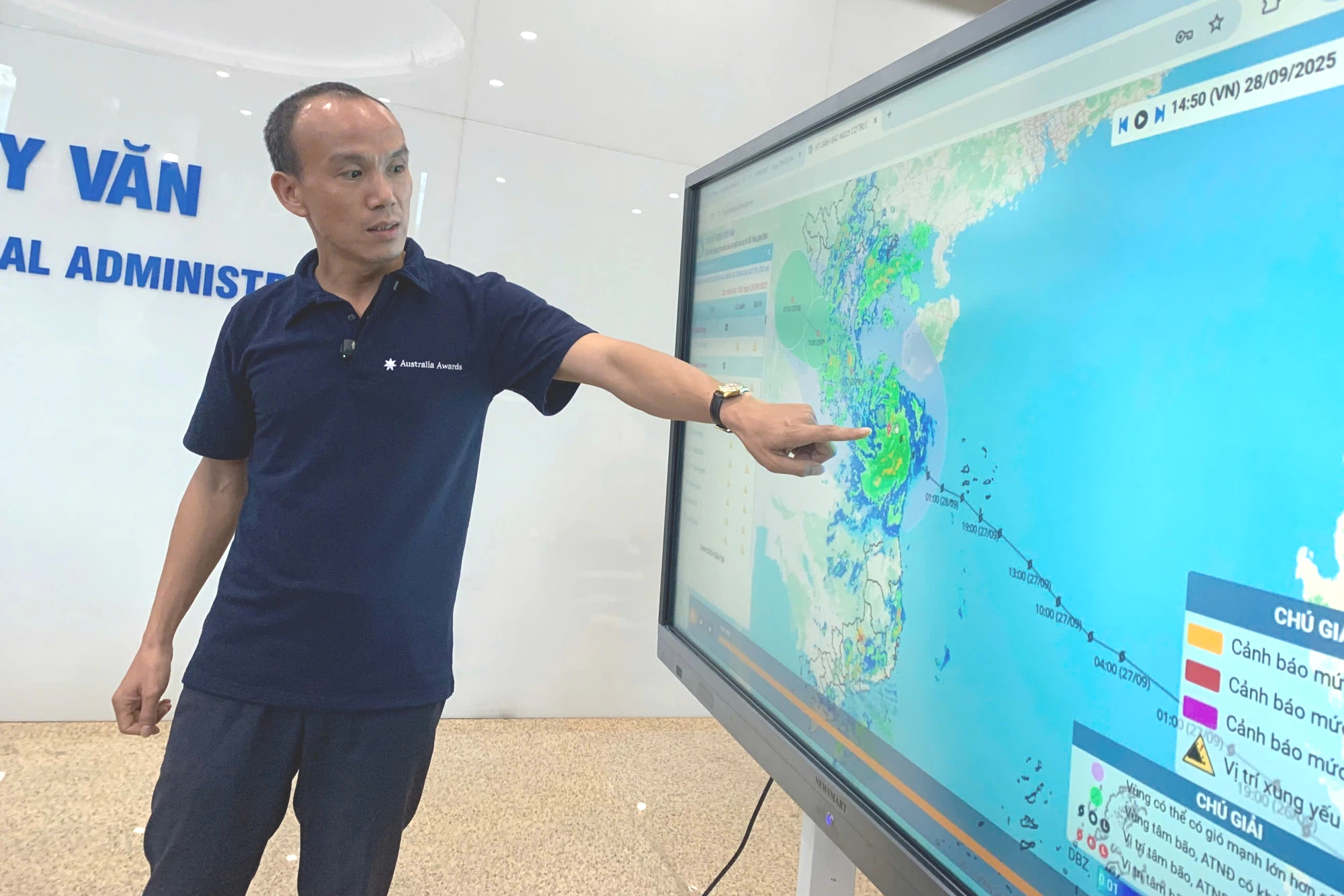 Bão số 10 đi chậm lại, càng nguy hiểm hơn- Ảnh 1. Bão số 10 đi chậm lại, càng nguy hiểm hơn- Ảnh 1.