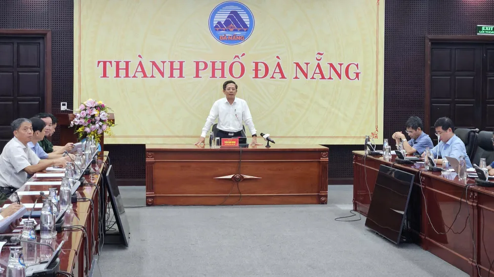 Phó Chủ tịch UBND TP Đà Nẵng Trần Nam Hưng chủ trì họp ứng phó với bão số 10. Ảnh: TẤN VIỆT bão số 10