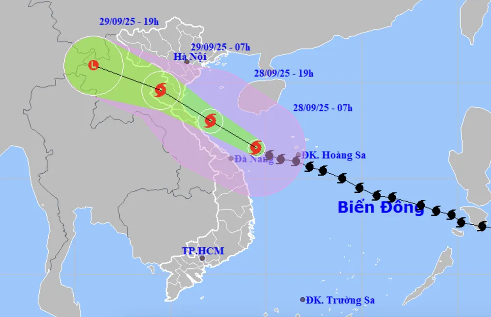 Dự báo trong những giờ tới, bão số 10 tiếp tục đi dọc vùng biển miền Trung và vẫn có khả năng mạnh lên. bão số 10.png
