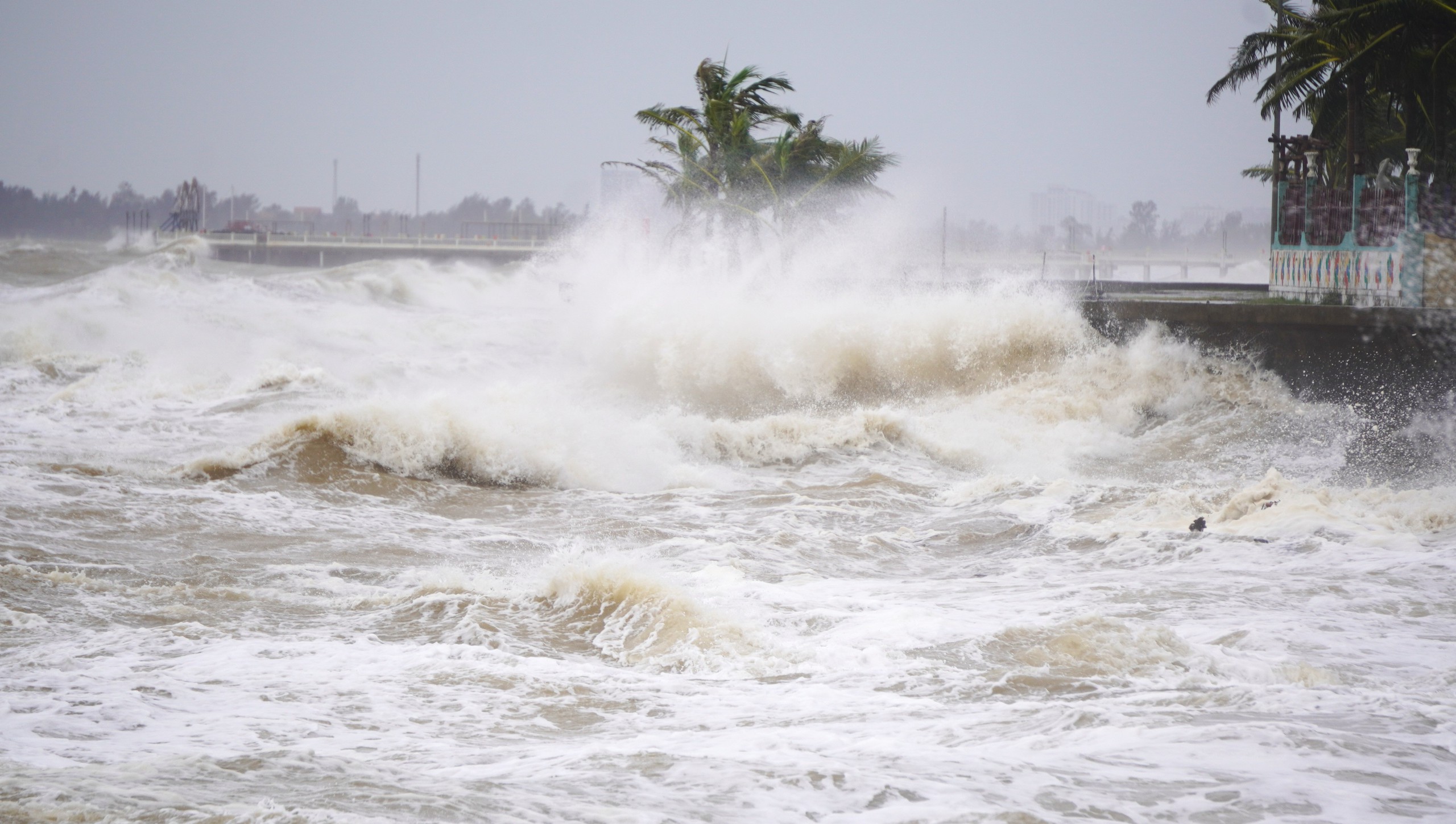 Bão số 10 lưu trên đất liền từ 6 2 Thời gian bão số 10 trên đất liền kéo dài từ 6 - 8 giờ đồng hồ - Ảnh 2.