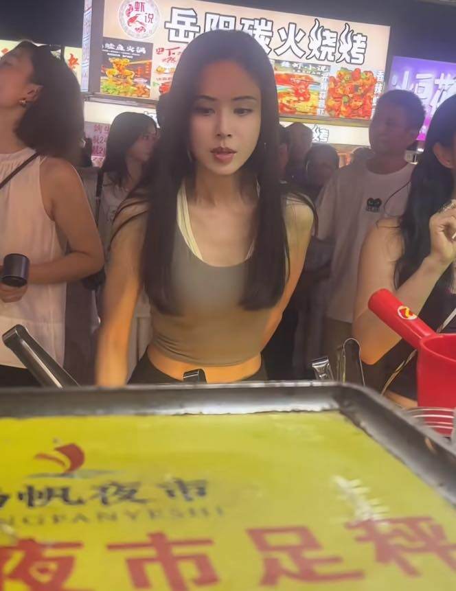 Cư dân mạng còn gọi đùa cô là bé Lý Nhược Đồng vì trông trẻ như gái 18 dù cô đã U60.