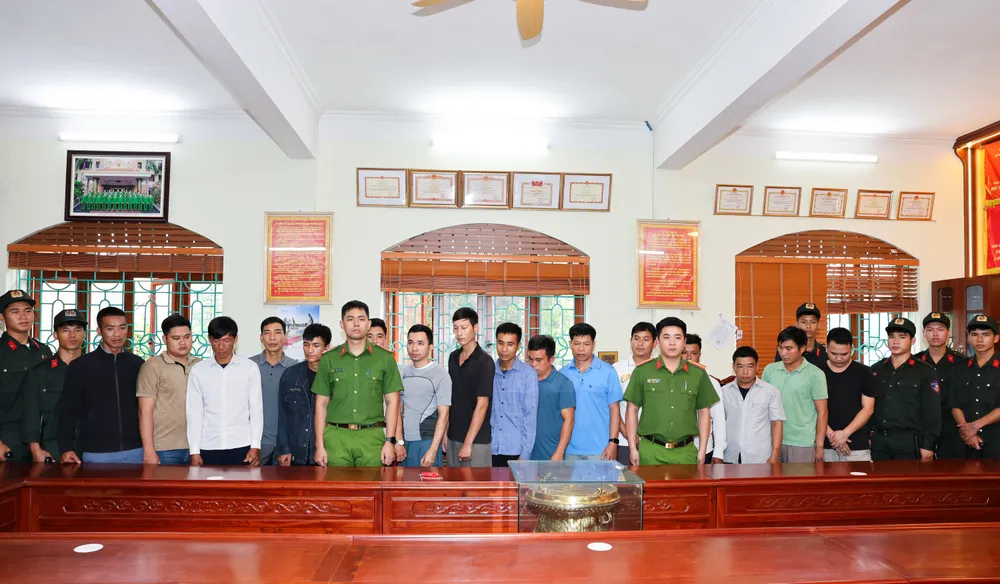 Nhóm nghi phạm trong vụ án bị bắt giữ. Ảnh: CA Vụ chế tạo, mua bán vũ khí hàng chục tỉ đồng, Mua một về bán gấp đôi copy.jpg