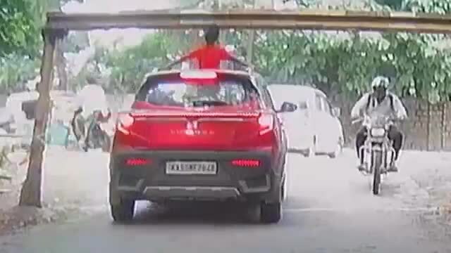 Bé trai đập đầu vào barie khi đứng thò người qua cửa sổ trời