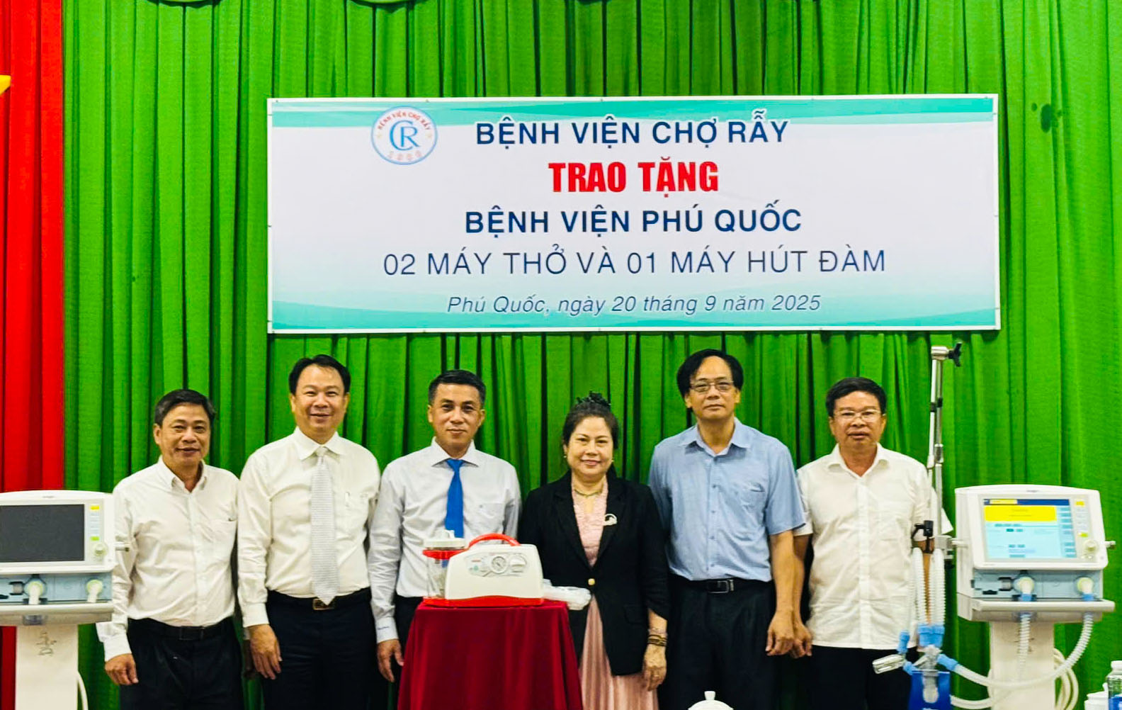 Bệnh viện Chợ Rẫy đưa 2 bác sĩ về Phú Quốc khám chữa bệnh 1 Bệnh viện Chợ Rẫy đưa 2 bác sĩ về Phú Quốc khám chữa bệnh - Ảnh 1.