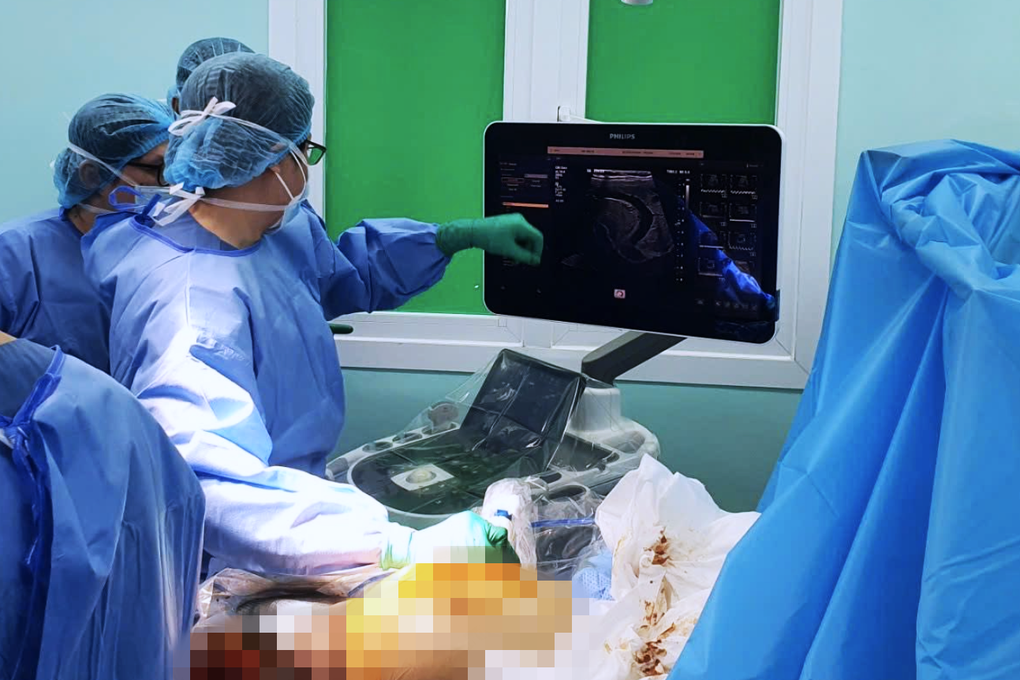 Bệnh viện ở TPHCM lần đầu làm thủ thuật cực kỳ hiếm cứu con trong bụng mẹ - 1