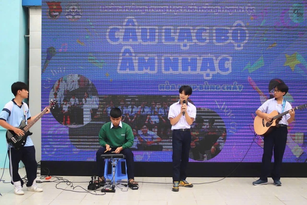 Bị cấm dùng điện thoại trong trường, học sinh phản ứng  - 2