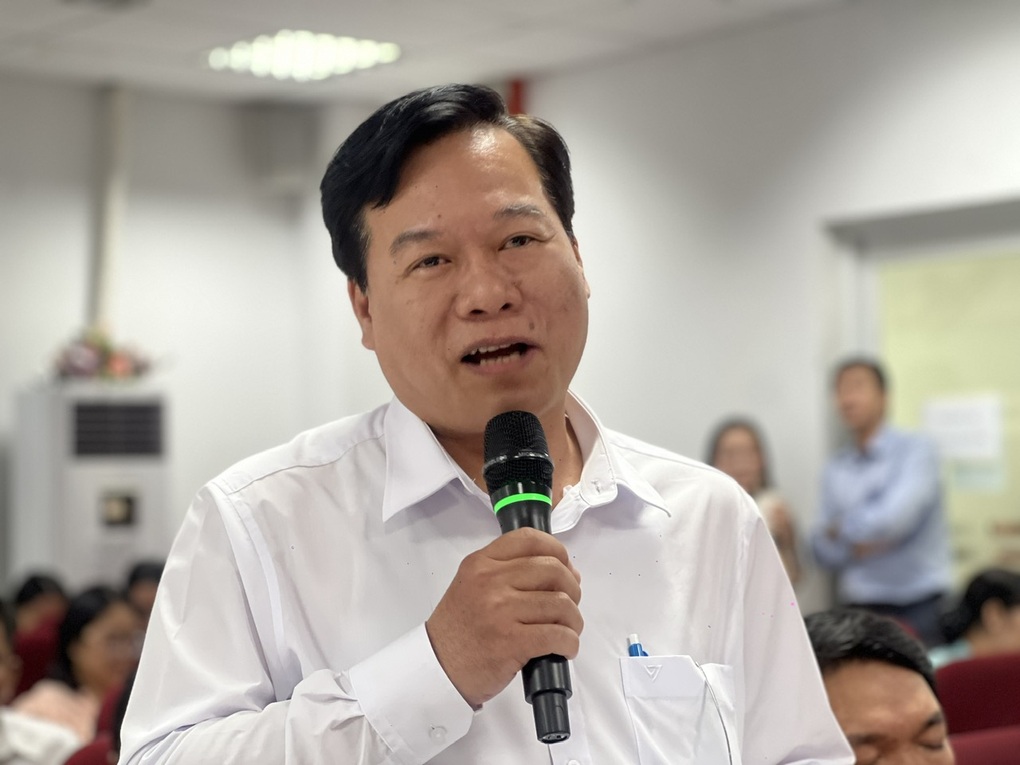 Bị cấm dùng điện thoại trong trường, học sinh phản ứng  - 1