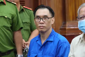 Bị cáo Đinh Trường Chinh hầu tòa với cáo buộc thâu tóm đất vàng, hưởng lợi 970 tỉ đồng