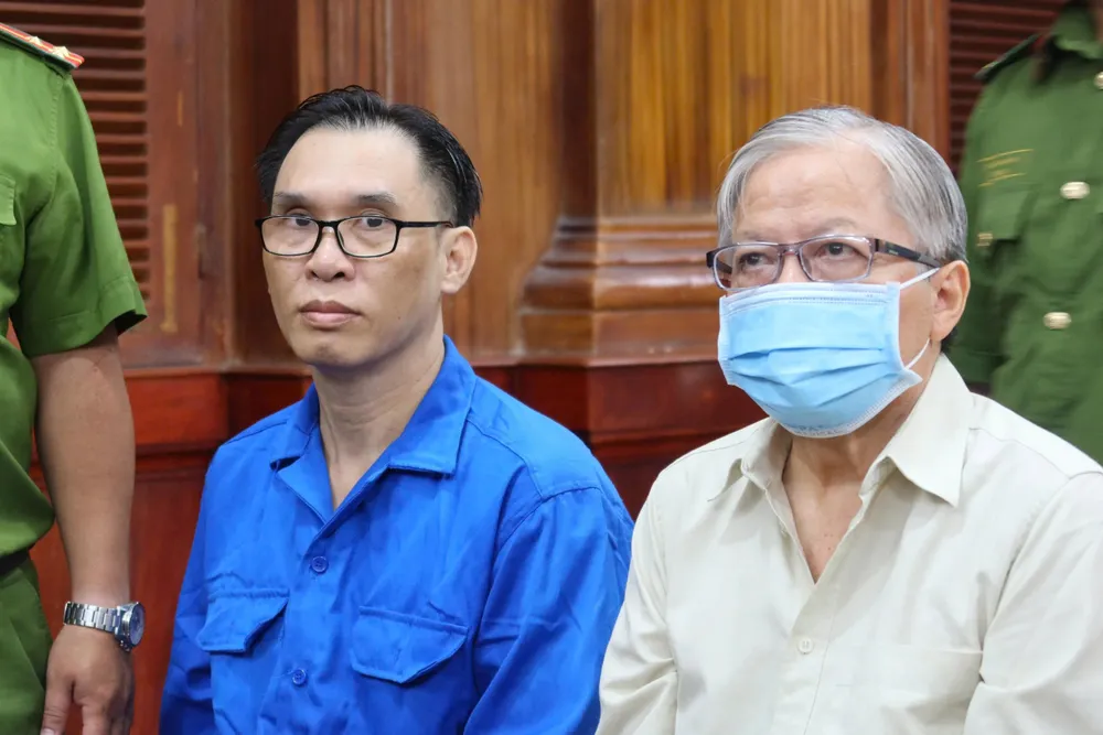 Bị cáo Đinh Trường Chinh (áo xanh). Ảnh: TRẦN MINH thau-tom-4-khu-dat-vang-dinh-truong-chinh-bi-de-nghi-13-14-nam-tu-1.jpg