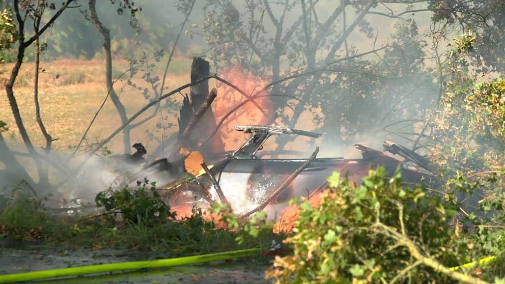 Bi kịch xe Tesla gặp tai nạn: 1 người lớn, 2 trẻ nhỏ thiệt mạng, nghi do tay nắm cửa không hoạt động 1 Bi kịch xe Tesla gặp tai nạn: 1 người lớn, 2 trẻ nhỏ thiệt mạng, nghi do tay nắm cửa không hoạt động - Ảnh 1.