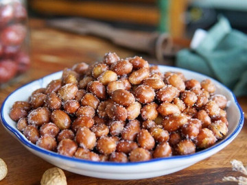 Làm lạc rang muối đừng cho ngay vào chảo, thêm 1 bước và 1 nguyên liệu, để cả tuần vẫn giòn ngon