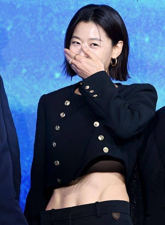 Bí quyết trẻ mãi không già cho phụ nữ 40+ của "nữ thần không tuổi": Mỗi sáng uống 1 cốc nước này để chống lão hóa, dáng nuột nà 3 Vóc dáng đỉnh cao của nữ diễn viên ở tuổi U45.