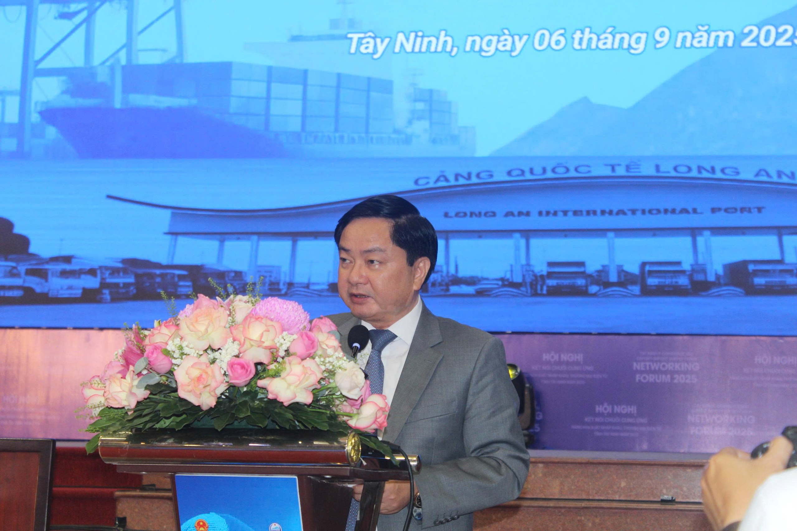 Bí thư Tỉnh ủy Tây Ninh phát biểu cam kết tại một hội nghị quan trọng- Ảnh 1. Bí thư Tỉnh ủy Tây Ninh phát biểu cam kết tại một hội nghị quan trọng- Ảnh 1.