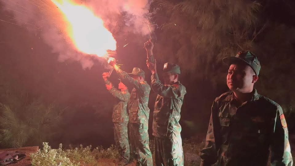 Ứng phó bão số 10: Biên phòng Đà Nẵng bắn pháo hiệu, cấm biển khẩn cấp- Ảnh 1.