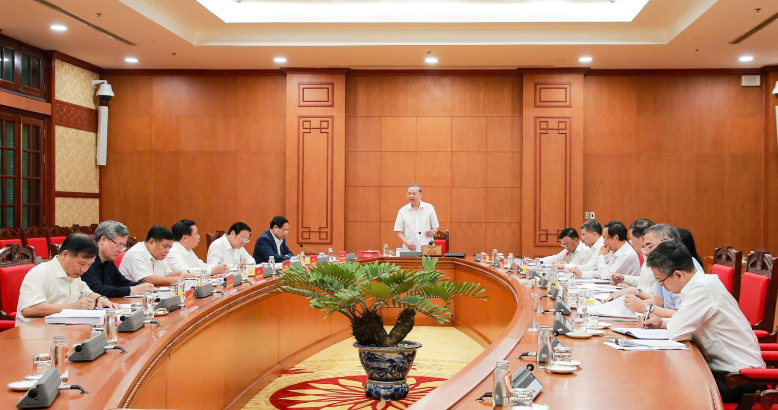 Tổng Bí thư: 'Biến văn kiện Đại hội thành công cụ lãnh đạo, quản trị hiện đại'- Ảnh 2. Tổng Bí thư: 'Biến văn kiện Đại hội thành công cụ lãnh đạo, quản trị hiện đại'- Ảnh 2.