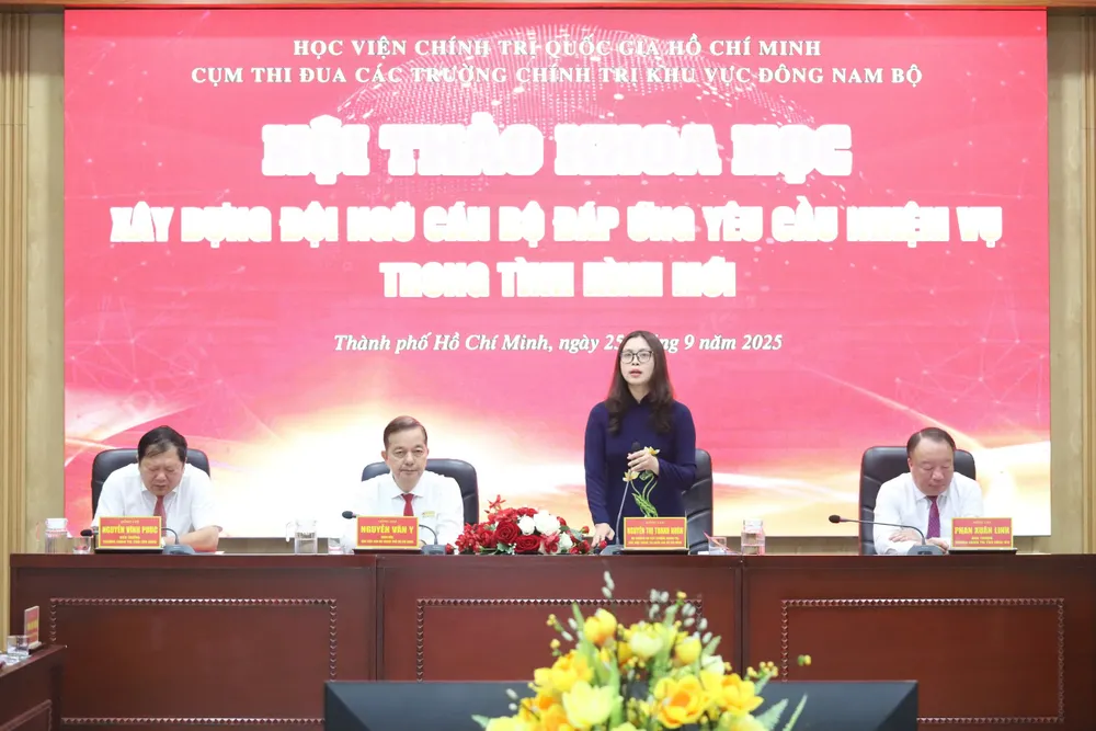 Bà Nguyễn Thị Thanh Nhàn, Vụ trưởng Vụ Các trường chính trị, Học viện Chính trị quốc gia Hồ Chí Minh, chủ trì hội thảo cùng với Giám đốc Học viện Cán bộ TP.HCM, Hiệu trưởng Trường Chính trị tỉnh Lâm Đồng, Hiệu trưởng Trường Chính trị tỉnh Đồng Nai. Ảnh: HÀ THƯ biet-phao-can-bo-2.jpg