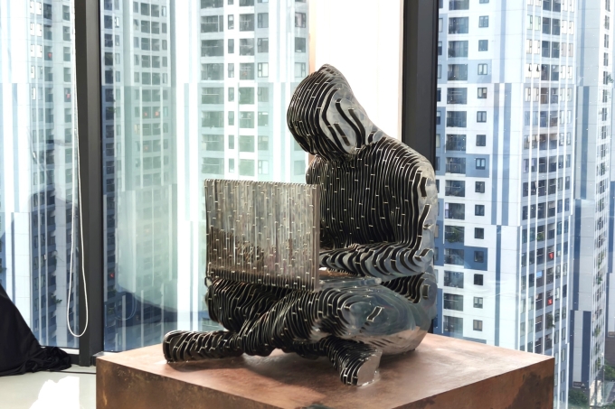 Tượng Satoshi - người khai sinh Bitcoin được Hiệp hội Blockchain và Tài sản số Việt Nam (VBA) đưa về Việt Nam, mở cửa cho công chúng chiều 9/9. Ảnh: Trọng Đạt