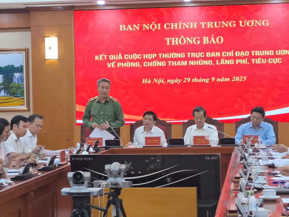 Thiếu tướng Nguyễn Quốc Toản, Chánh văn phòng Bộ Công an thông tin tại cuộc họp. Ảnh: Hoàng Huy Nguyễn Quang Toản sữa HIUP giả.jpg