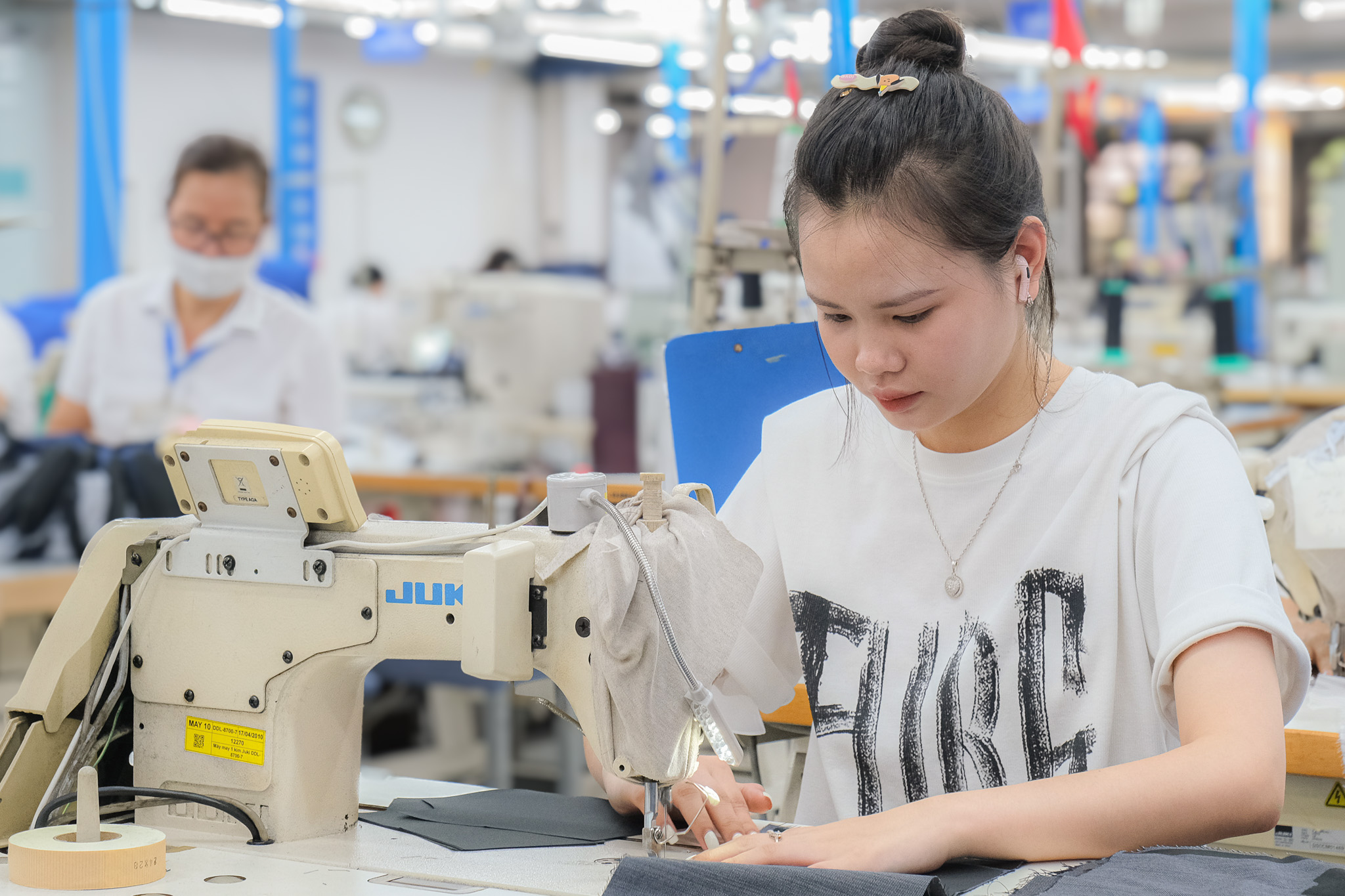 Bộ Nội vụ chính thức đề xuất tăng lương tối thiểu 7,2% từ 1-1-2026 - Ảnh 1.