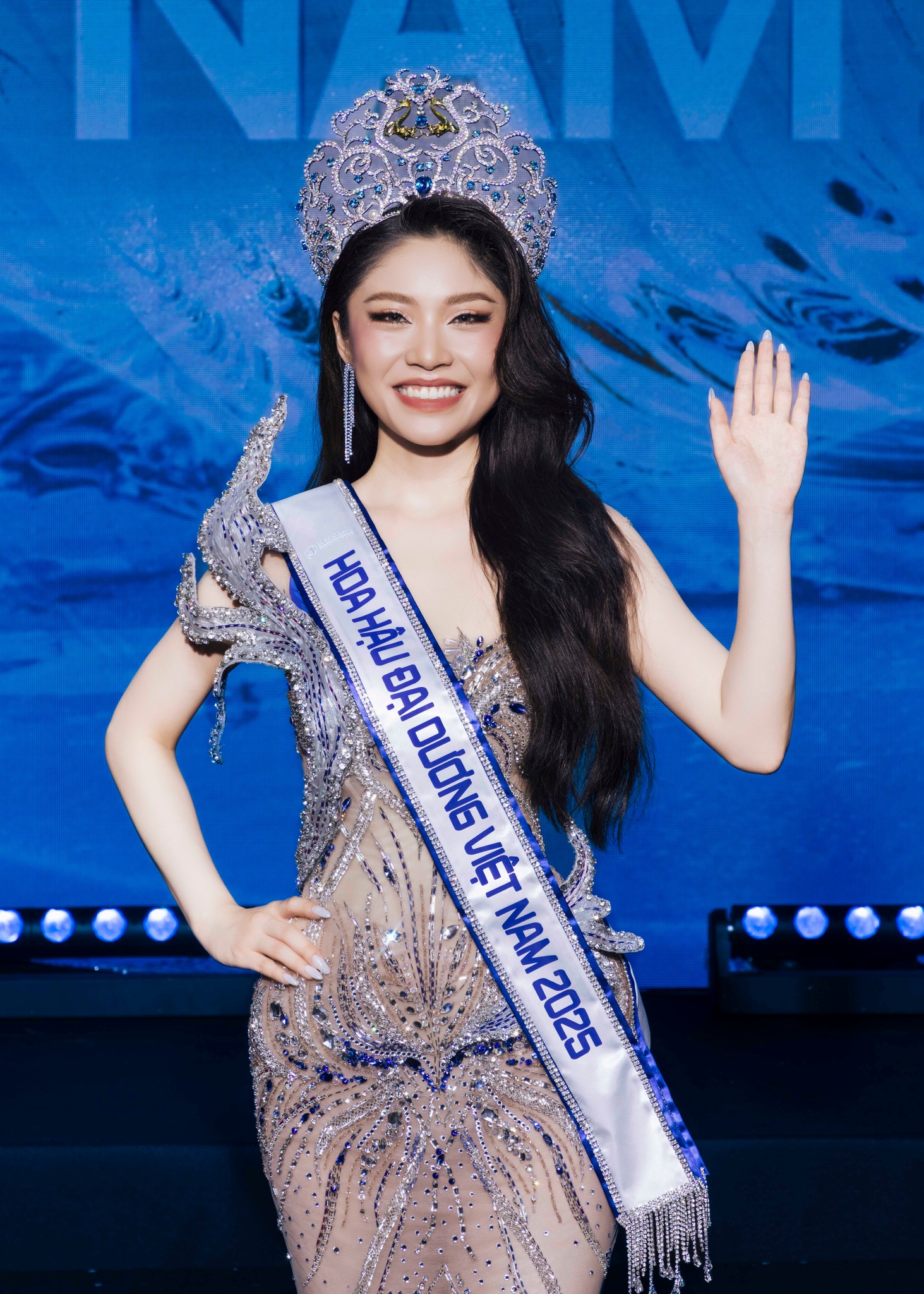 Bó hoa héo tặng Hoa hậu Đại dương gây phẫn nộ, chủ tịch cuộc thi lên tiếng - Ảnh 1.