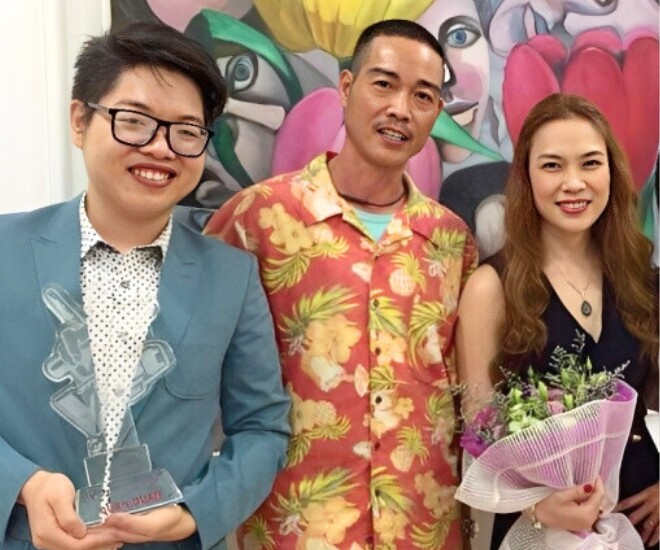 Bố ruột Đức Phúc (ở giữa) bày tỏ sự biết ơn đối với những người đã tạo nên sự thành công của con trai mình.