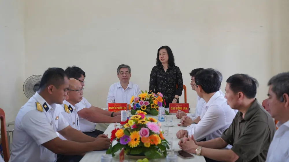 Bộ trưởng Bộ Y tế Đào Hồng Lan và Phó Bí thư Thành ủy TP.HCM Nguyễn Phước Lộc thăm, trò chuyện cùng các đơn vị lực lượng vũ trang đóng quân tại đặc khu Côn Đảo. Ảnh: MẠNH CƯỜNG Bo-truong-Bo-Y-Te-h3.jpg