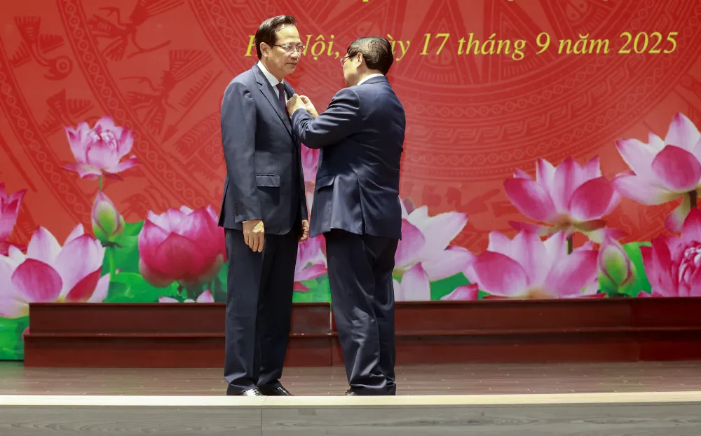 Thủ tướng Phạm Minh Chính trao Huy hiệu 40 năm tuổi Đảng tặng ông Đào Ngọc Dung. Ảnh: VGP ai2784-17581127587041105562166.jpg