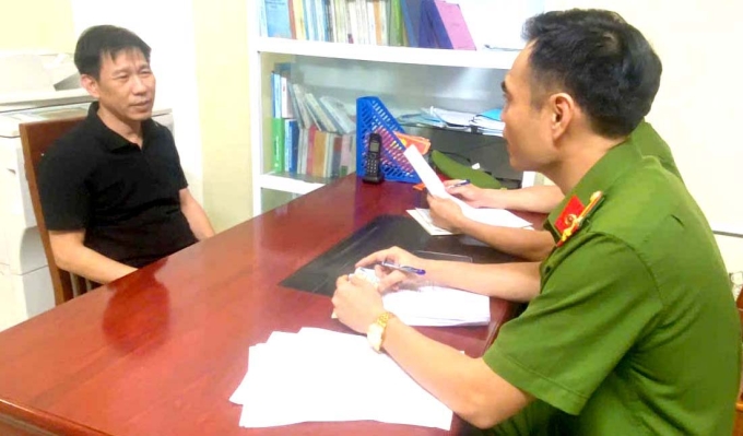 Cảnh sát lấy lời khai Mạnh Gỗ. Ảnh: Lam Sơn