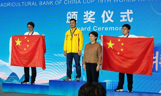 Lại Lý Huynh (giữa) nhận HC vàng giải cờ tướng thế giới, ở Thượng Hải, Trung Quốc chiều 27/9/2025. Ảnh: Thẩm Nghị Hào