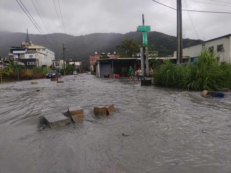 CLIP: Kinh hoàng nước lũ vỡ bờ giật sập cầu ở Đài Loan - Trung Quốc - Ảnh 1.