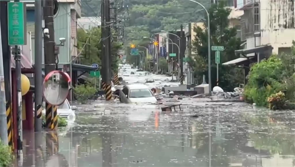 CLIP: Kinh hoàng nước lũ vỡ bờ giật sập cầu ở Đài Loan - Trung Quốc - Ảnh 3.