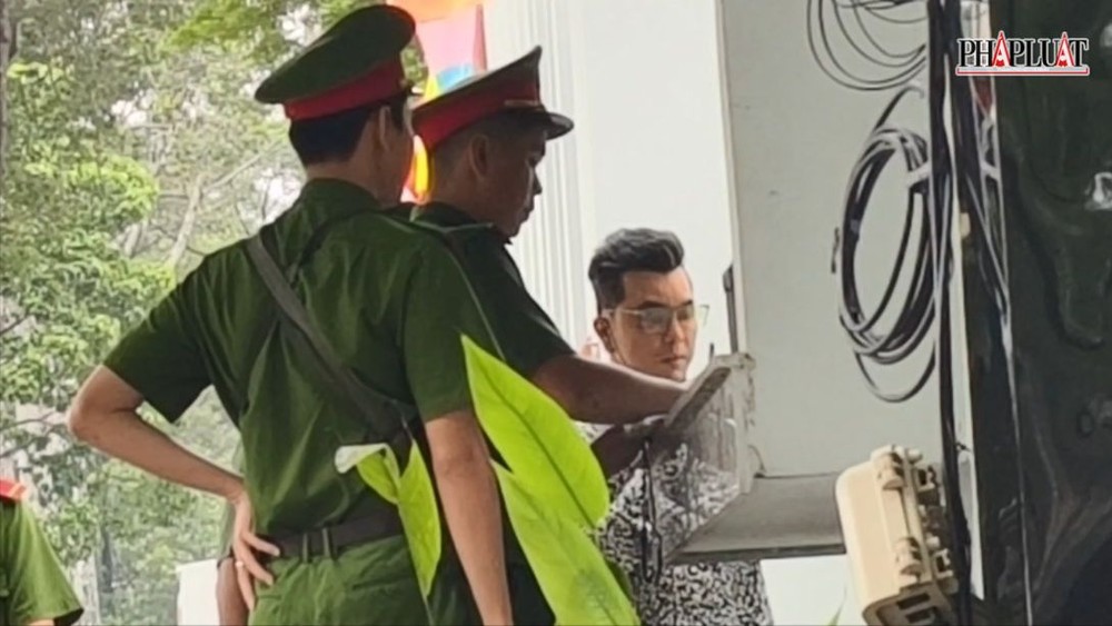 Ca sỹ Ưng Hoàng Phúc có mặt ở trụ sở Công an TP.HCM, sáng 23-9. Ảnh: N. TÂN