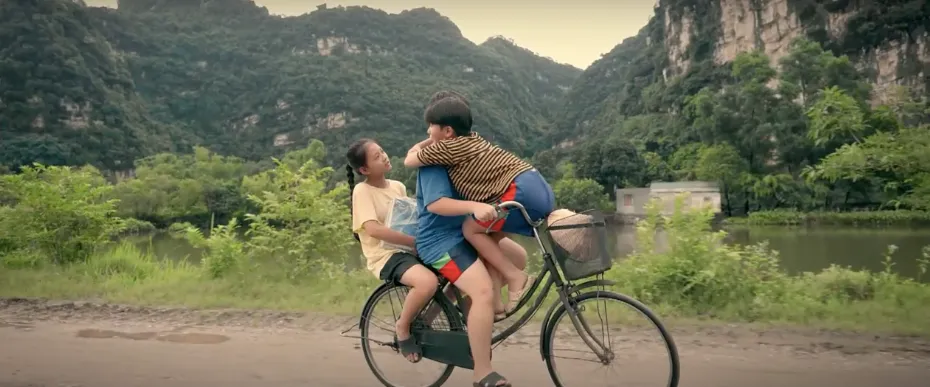 Cách Em 1 Milimet: Phim giờ vàng hot vượt mặt Mưa Đỏ, dàn nhóc tỳ "cưng xỉu" khiến khán giả mong đừng đổi diễn viên 6 Giữa Tú, Bách, Đức dần hình thành một “tam giác tình yêu”.