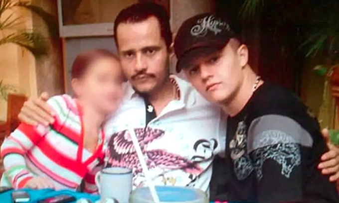 Ảnh bằng chứng do các công tố viên liên bang Mỹ cung cấp chụp Nemesio Mencho Oseguera (giữa), thủ lĩnh băng Jalisco Thế hệ Mới, cùng con trai Ruben Oseguera Gonzalez. Ảnh: Tòa án Liên bang Columbia