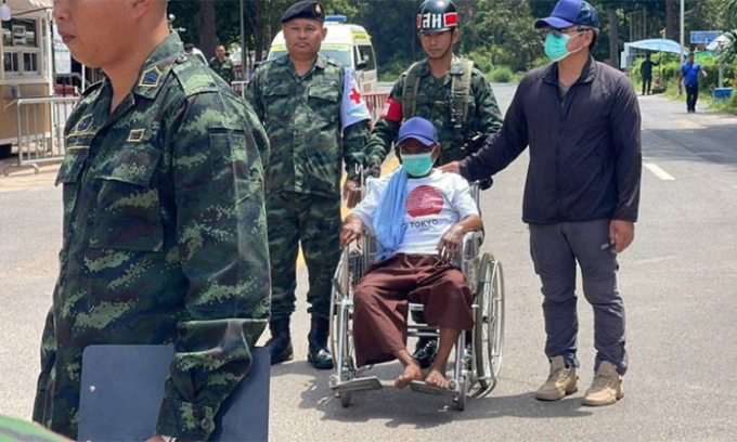 Binh sĩ Mom Vuthy được trao trả tại cửa khẩu quốc tế OSmach, ngày 1/8. Ảnh: Khmer Times