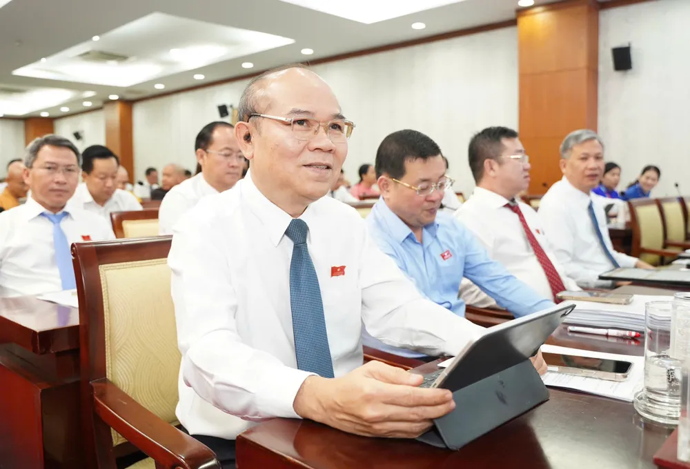 Các đại biểu biểu quyết thông qua nghị quyết. Ảnh: THUẬN VĂN ho-tro-tien-an.jpg