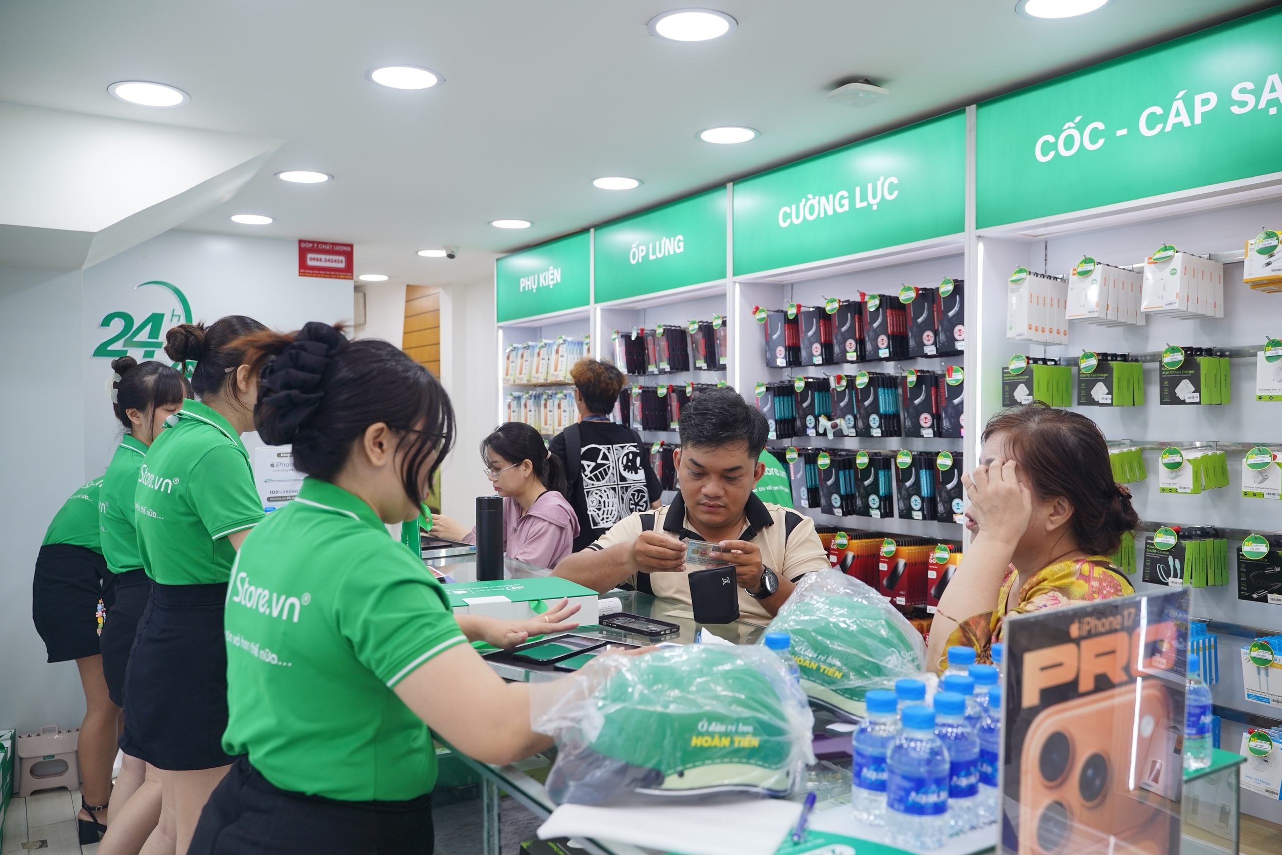 Cận cảnh "đập hộp" iPhone 17 Pro Max tại TP HCM 1 VIDEO