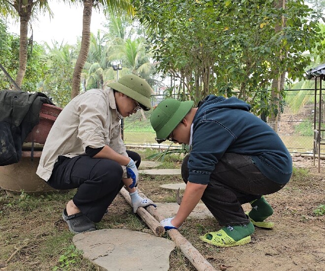2 con trai của Xuân Bắc - Khánh Minh và Bi Béo thường xuyên phụ bố làm việc nhà.