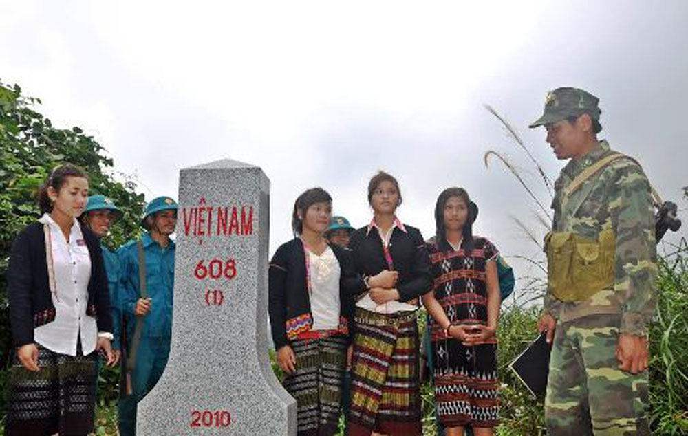 Quân dân vùng biên giới tham gia tuần tra, bên cột mốc 608 trên tuyến biên giới 3 tỉnh Quảng Trị, Savannakhet và Salavan. Ảnh: LÊ MINH Quân dân vùng biên giới tham gia tuần tra, bên cột mốc 608 trên tuyến biên giới 3 tỉnh Quảng Trị, Savannakhet và Salavan. Ảnh: LÊ MINH