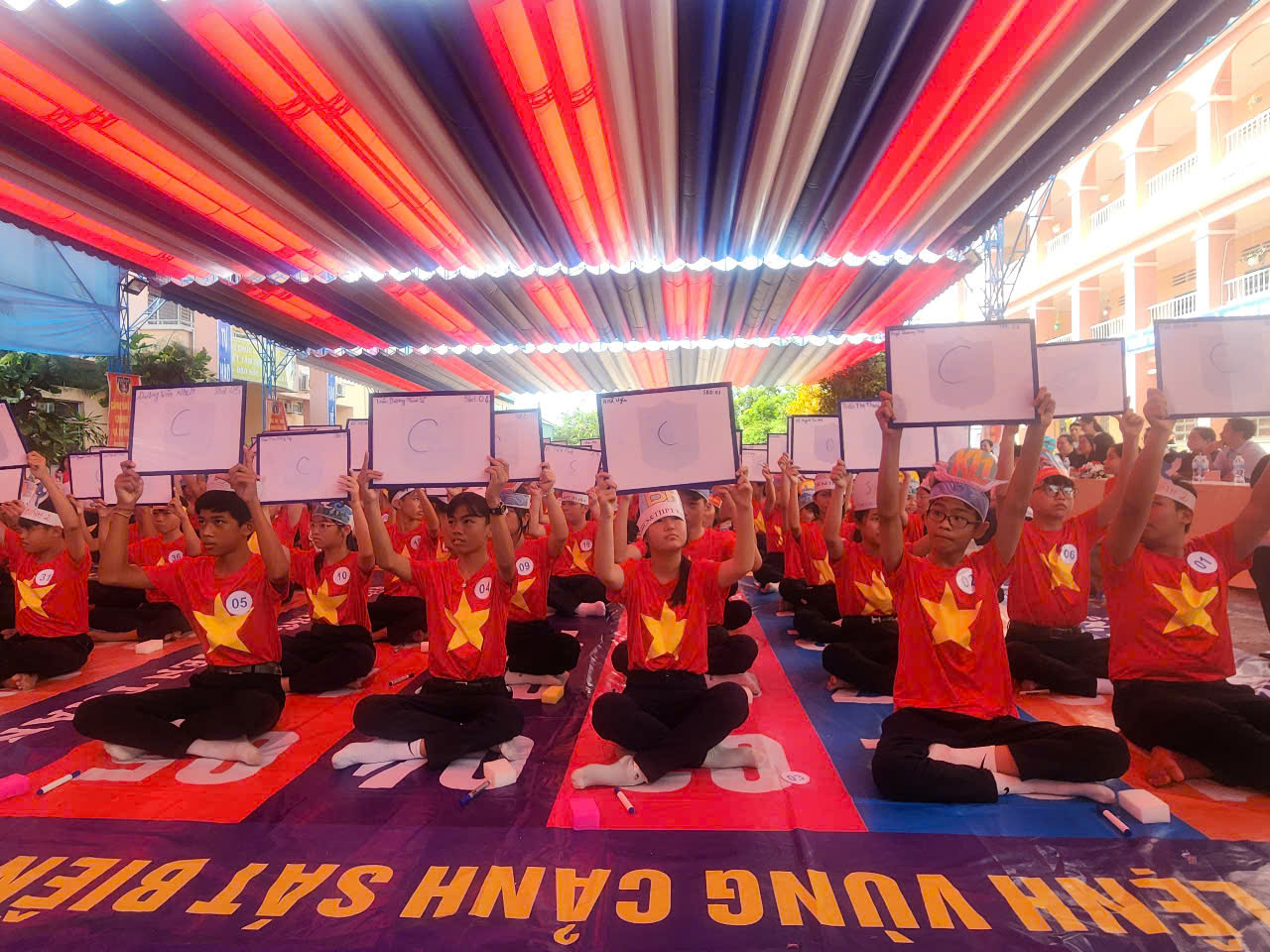 Bộ Tư lệnh Vùng Cảnh sát biển 4 đồng hành với ngư dân Kiên Lương - Ảnh 9.