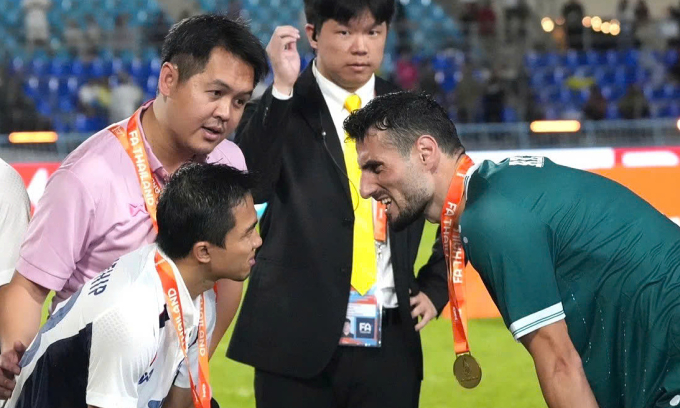 Cầu thủ Iraq (phải) hỏi thăm Chanathip (trái) trong lễ trao giải Kings Cup trên sân Kanchanaburi, Thái Lan tối 7/9/2025. Ảnh: DailyNews
