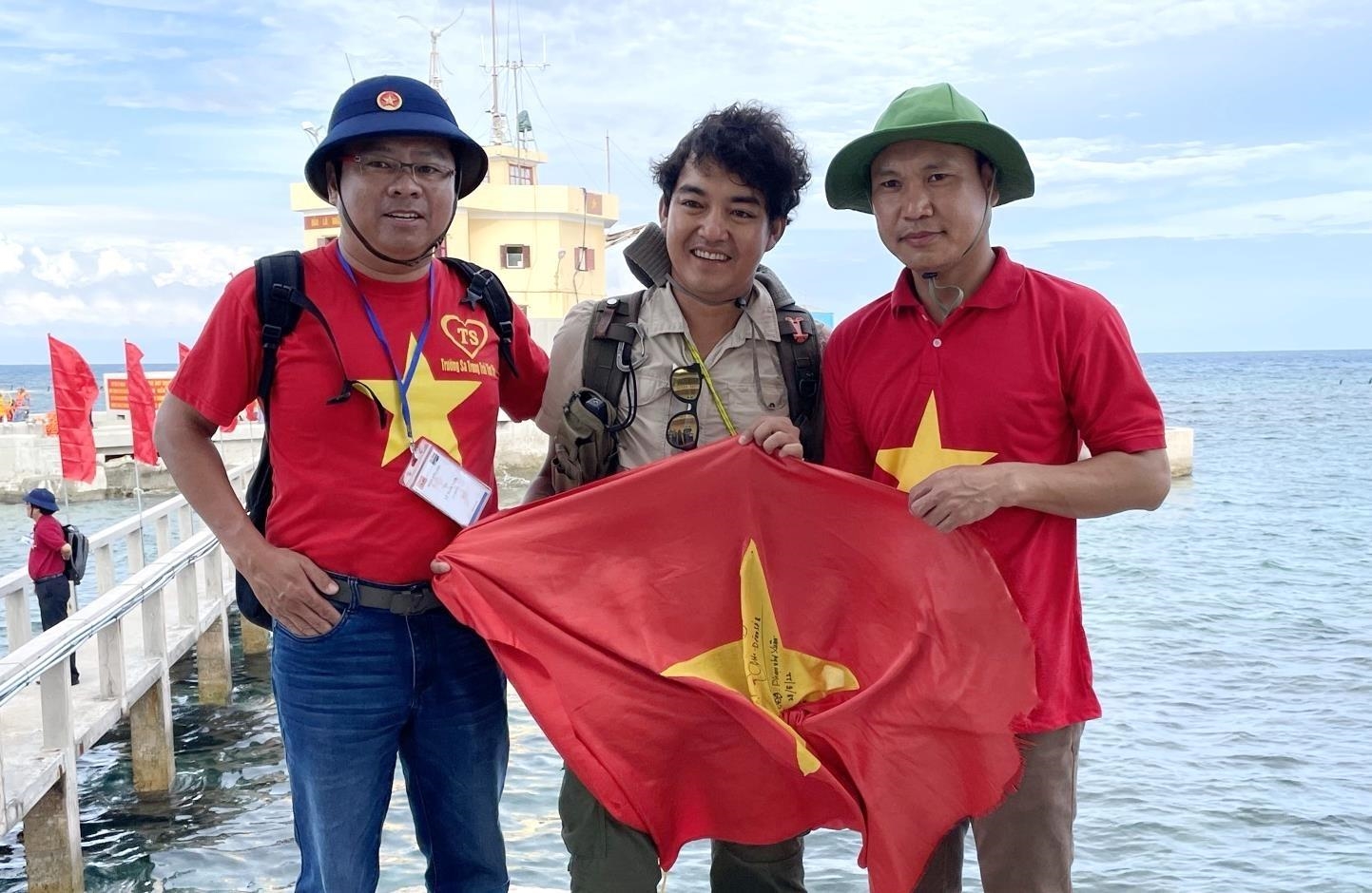 Chàng thanh niên đi vòng quanh thế giới và hành trình mang cờ Tổ quốc trở lại Trường Sa - Ảnh 2. Chàng thanh niên đi vòng quanh thế giới và hành trình mang cờ Tổ quốc trở lại Trường Sa - Ảnh 2.