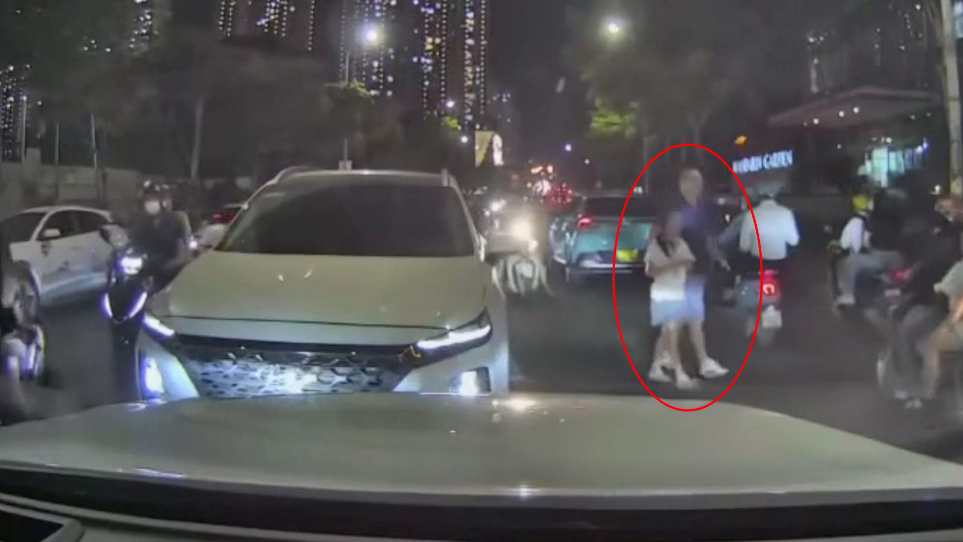 Chạy ngược chiều bị chặn lại, tài xế ‘giận lẫy’ đỗ xe giữa đường rồi bỏ đi - Ảnh 1.